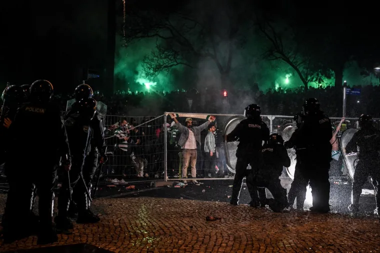 U žestokom sukobu u kojem se nisu birala sredstva korišteni su gumeni meci, palice, boce uglavnom, letve, sve što je netko našao u tom trenutku. Na fotografijama, posebno na prvoj, možemo vidjeti trenutak kad razjareni huligani pokušavaju probiti metalnu ogradu i napasti grupirane policajce. Metalne ograde, one koje su uspjeli nekako srušiti, gurali su, bacali prema policiji.