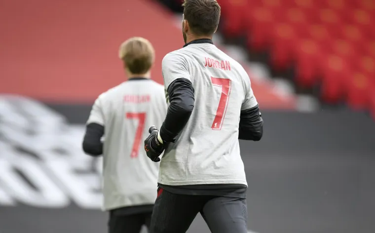 Nezadovoljni navijači Manchester Uniteda u četvrtak su ponovno su pokušali spriječiti održavanja najvećeg engleskog derbija, te su blokirali autobus Liverpoola na putu za stadion Old Trafford, te su navodno probušili gume na autobusu.  No, unatoč navijačkim izgredima, utakmica Man. Uniteda i Liverpoola počela je u zakazanom tereminu, a Redsi su oduševili već kada su istrčali na zagrijavanje.
Foto: Profimedia