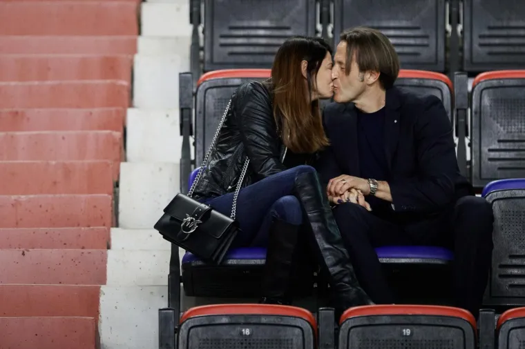 Elisa je poljupcima nagradila svojeg supruga za uspješno odrađen posao, a njihov romantični susret zabilježli su fotoreporteri. Photo: Milan Sabic/PIXSELL