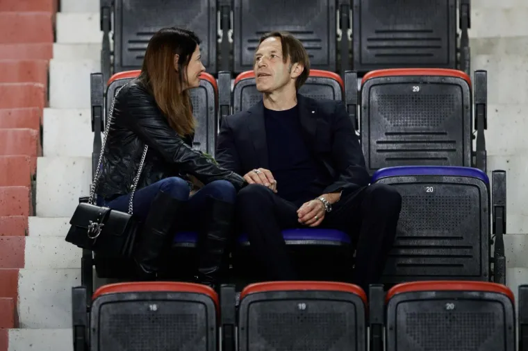 U posljednjem susretu 34. kola Prve HNL Hajduk je na Poljudu pobijedio Goricu sa 4-0 ostavši u igri za plasman u Europu. Hajduku je trebala pobjeda kako bi ostao u igri za Europu, dok je Gorici i bod bio dovoljan da sigurno iza sebe ostavi Hajduk na kraju prvenstva, a u slučaju pobjede i matematički bi osigurala treće mjesto na tablici i plasman u 2. pretkolo Konferencijske lige.
Međutim, Hajduk je sjajnom predstavom deklasirao goste i produžio nadu da će se iduće sezone na Poljudu igrati europske utakmice. Nakon maestralne predstave Bijelih, njihov trener Paolo Tramezzani proslavio je na tribinama Poljuda u društvu svoje supruge Elise. Photo: Milan Sabic/PIXSELL