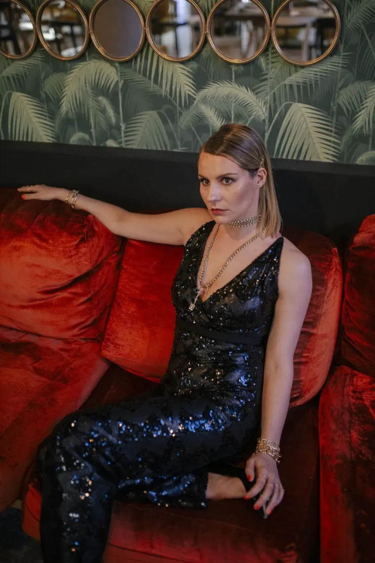 Sa samog filma pozornost je cijelo vrijeme odvraćala zgodna glumica Tihana Lazović, koja se na premijeri pojavila u blještavom kombinezonu jako dubokog dekoltea. FOTO: VLADIMIR ZIVOJINOVIC/PIXSELL
