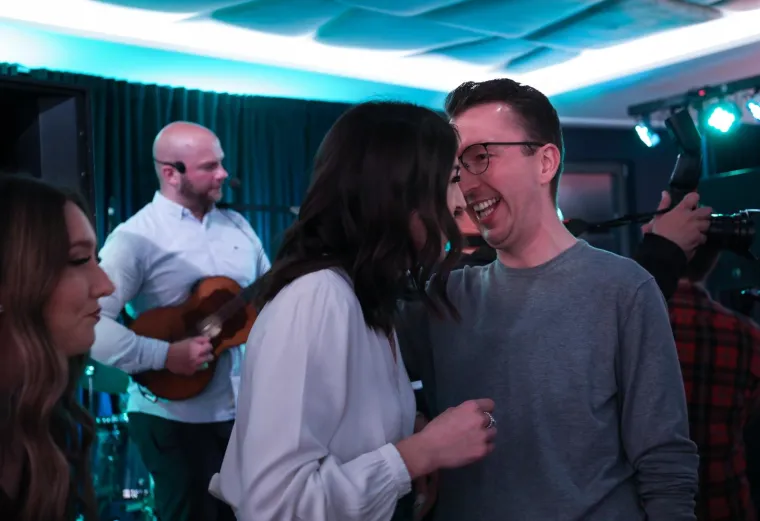 Pogledajte kako se uzvanici zabavljaju na prvoj pilot svadbi u Hrvatskoj! Nema maski ni distance, ple&scaron;e se uz dobru hranu i piće