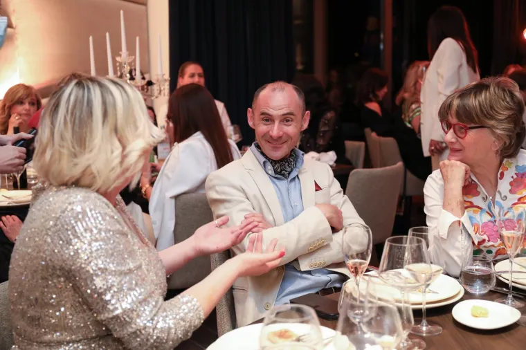 Pogledajte kako se uzvanici zabavljaju na prvoj pilot svadbi u Hrvatskoj! Nema maski ni distance, ple&scaron;e se uz dobru hranu i piće