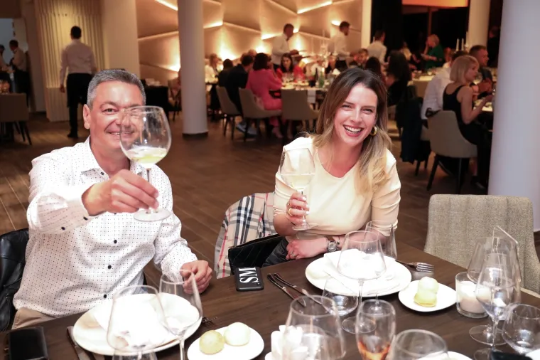 Pogledajte kako se uzvanici zabavljaju na prvoj pilot svadbi u Hrvatskoj! Nema maski ni distance, ple&scaron;e se uz dobru hranu i piće