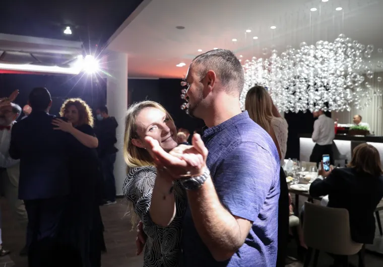 Pogledajte kako se uzvanici zabavljaju na prvoj pilot svadbi u Hrvatskoj! Nema maski ni distance, ple&scaron;e se uz dobru hranu i piće