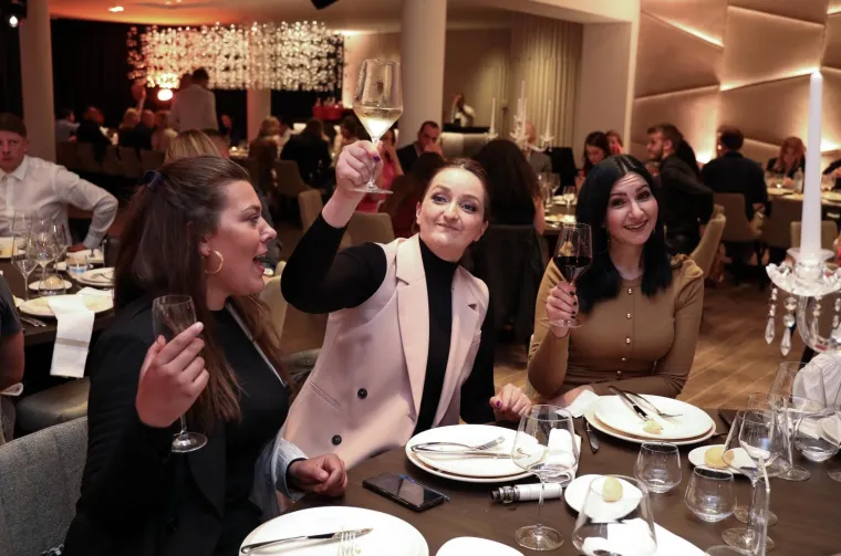 Pogledajte kako se uzvanici zabavljaju na prvoj pilot svadbi u Hrvatskoj! Nema maski ni distance, ple&scaron;e se uz dobru hranu i piće