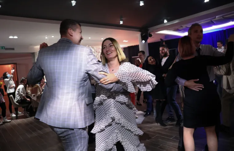 Pogledajte kako se uzvanici zabavljaju na prvoj pilot svadbi u Hrvatskoj! Nema maski ni distance, ple&scaron;e se uz dobru hranu i piće