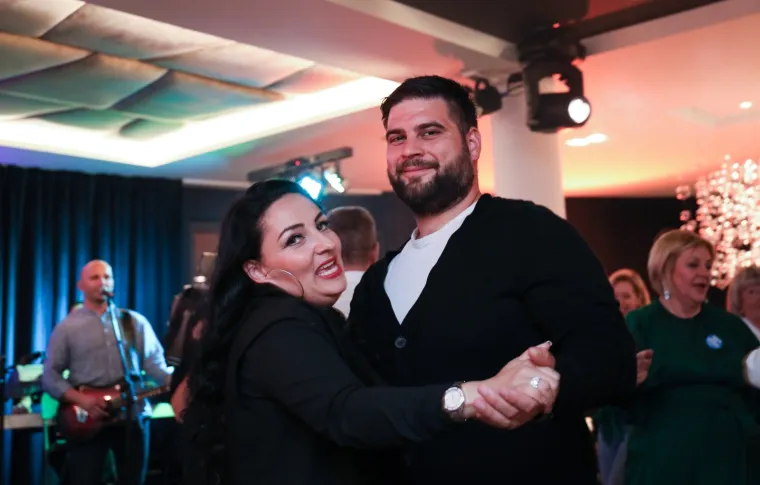 Pogledajte kako se uzvanici zabavljaju na prvoj pilot svadbi u Hrvatskoj! Nema maski ni distance, ple&scaron;e se uz dobru hranu i piće