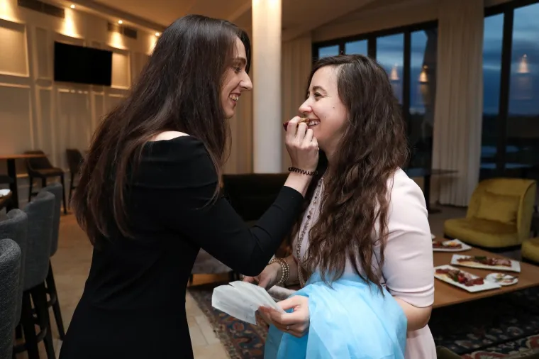 Pogledajte kako se uzvanici zabavljaju na prvoj pilot svadbi u Hrvatskoj! Nema maski ni distance, ple&scaron;e se uz dobru hranu i piće