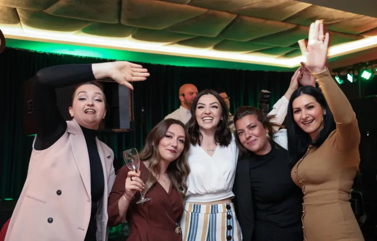 Pogledajte kako se uzvanici zabavljaju na prvoj pilot svadbi u Hrvatskoj! Nema maski ni distance, ple&scaron;e se uz dobru hranu i piće