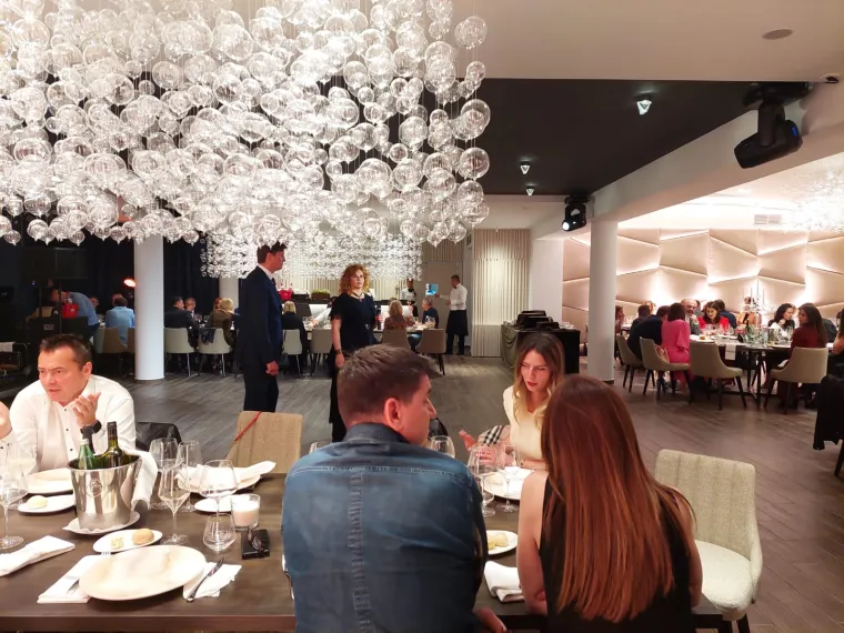 Pogledajte kako se uzvanici zabavljaju na prvoj pilot svadbi u Hrvatskoj! Nema maski ni distance, ple&scaron;e se uz dobru hranu i piće