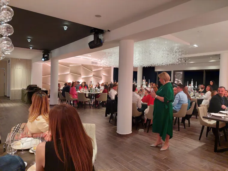 Pogledajte kako se uzvanici zabavljaju na prvoj pilot svadbi u Hrvatskoj! Nema maski ni distance, ple&scaron;e se uz dobru hranu i piće