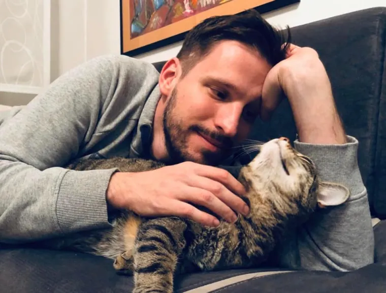 Ljubitelj je sporta, biv&scaron;i ko&scaron;arka&scaron; i zaljubljenik u nogomet. 