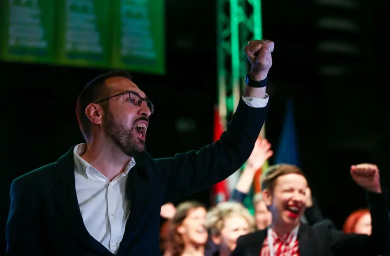 Tomislav Toma&scaron;ević sa stisnutom &scaron;akom i osmijehom na licu počastio govorom u stožeru Možemo!