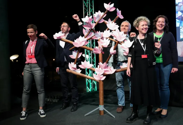 Tomislav Toma&scaron;ević sa stisnutom &scaron;akom i osmijehom na licu počastio govorom u stožeru Možemo!