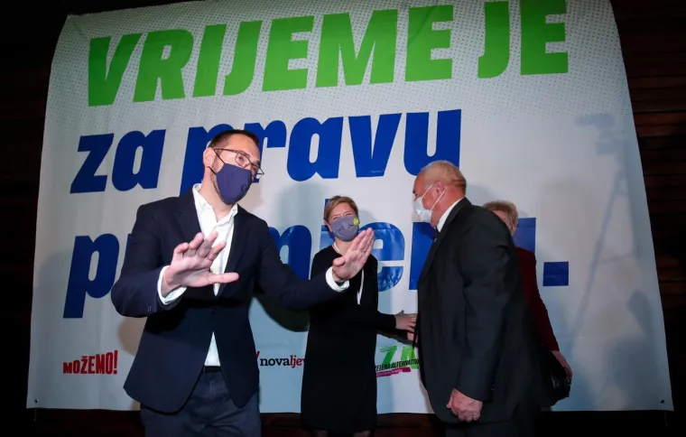 Tomislav Toma&scaron;ević sa stisnutom &scaron;akom i osmijehom na licu počastio govorom u stožeru Možemo!