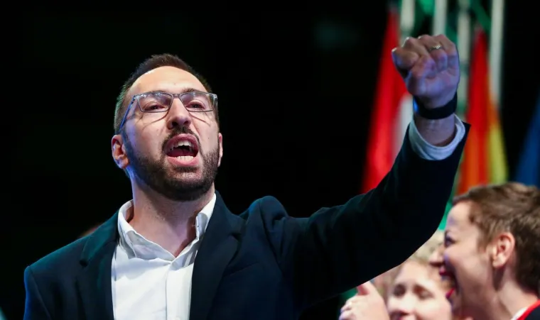 Tomislav Toma&scaron;ević sa stisnutom &scaron;akom i osmijehom na licu počastio govorom u stožeru Možemo!