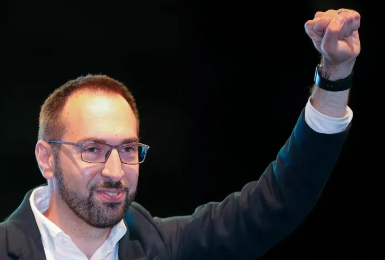 Tomislav Toma&scaron;ević sa stisnutom &scaron;akom i osmijehom na licu počastio govorom u stožeru Možemo!