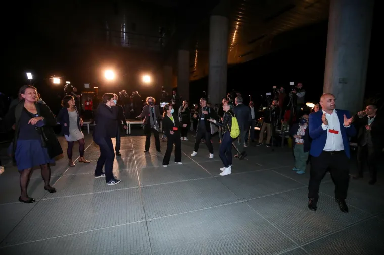 Tomislav Toma&scaron;ević sa stisnutom &scaron;akom i osmijehom na licu počastio govorom u stožeru Možemo!