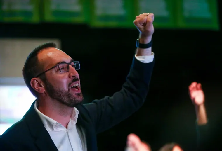 Tomislav Toma&scaron;ević sa stisnutom &scaron;akom i osmijehom na licu počastio govorom u stožeru Možemo!