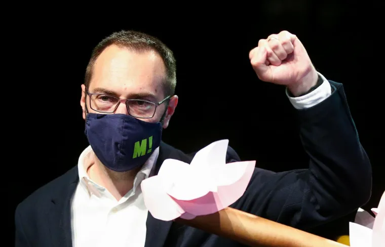 Tomislav Toma&scaron;ević sa stisnutom &scaron;akom i osmijehom na licu počastio govorom u stožeru Možemo!