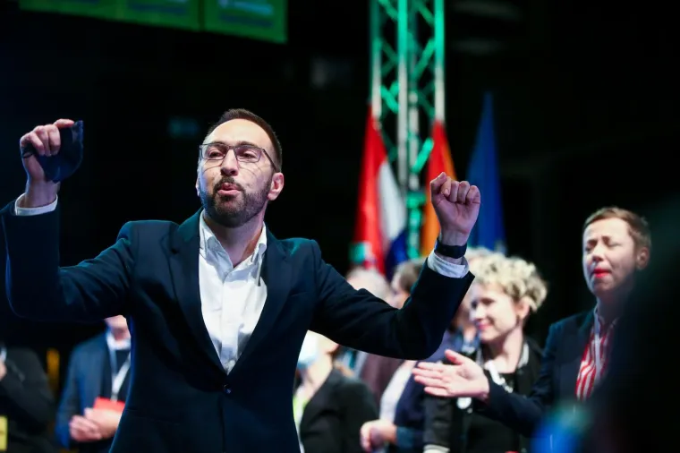 Tomislav Toma&scaron;ević sa stisnutom &scaron;akom i osmijehom na licu počastio govorom u stožeru Možemo!