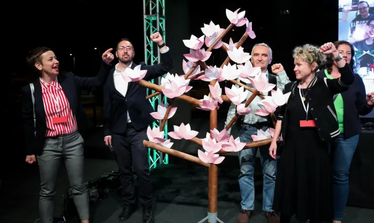 Tomislav Toma&scaron;ević sa stisnutom &scaron;akom i osmijehom na licu počastio govorom u stožeru Možemo!