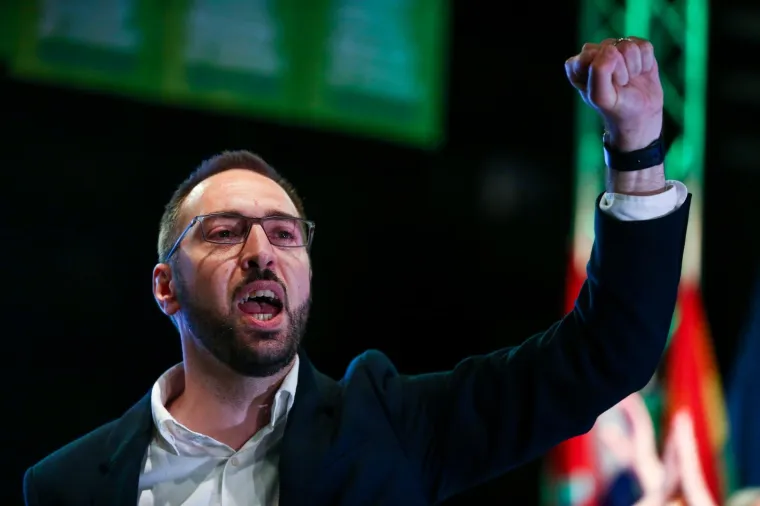 Tomislav Toma&scaron;ević sa stisnutom &scaron;akom i osmijehom na licu počastio govorom u stožeru Možemo!