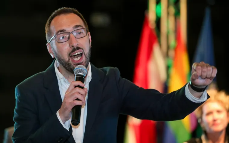 Tomislav Toma&scaron;ević sa stisnutom &scaron;akom i osmijehom na licu počastio govorom u stožeru Možemo!