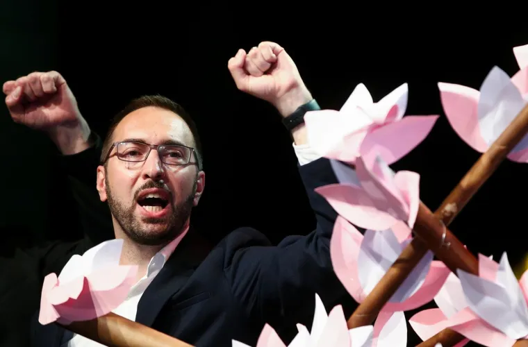 Tomislav Toma&scaron;ević sa stisnutom &scaron;akom i osmijehom na licu počastio govorom u stožeru Možemo!