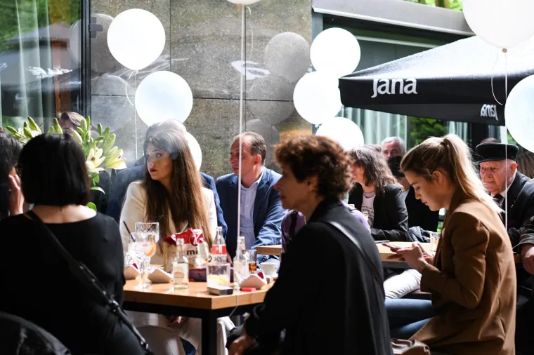 NASMIJEŠENA ŠKARE OŽBOLT: Atmosfera u stožeru kandidatkinje za zagrebačku gradonačelnicu