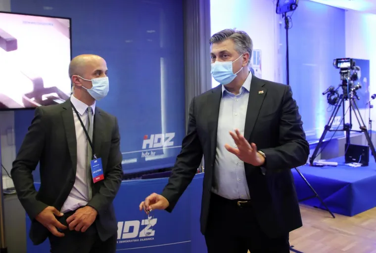 ZAGREB: Atmosfera u izbornom stožeru kandidata HDZ-a, HSLS-a i HSU-a