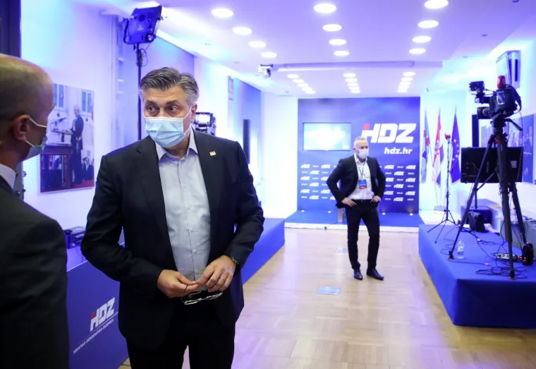 ZAGREB: Atmosfera u izbornom stožeru kandidata HDZ-a, HSLS-a i HSU-a