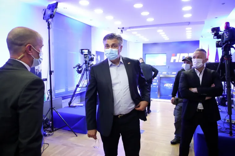 ZAGREB: Atmosfera u izbornom stožeru kandidata HDZ-a, HSLS-a i HSU-a
