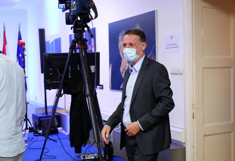 ZAGREB: Atmosfera u izbornom stožeru kandidata HDZ-a, HSLS-a i HSU-a