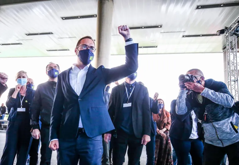 SLAVLJE U STOŽERU TOMISLAVA TOMAŠEVIĆA; Veselje nakon prvih rezultata vodećeg kandidata za zagrebačkog gradonačelnika