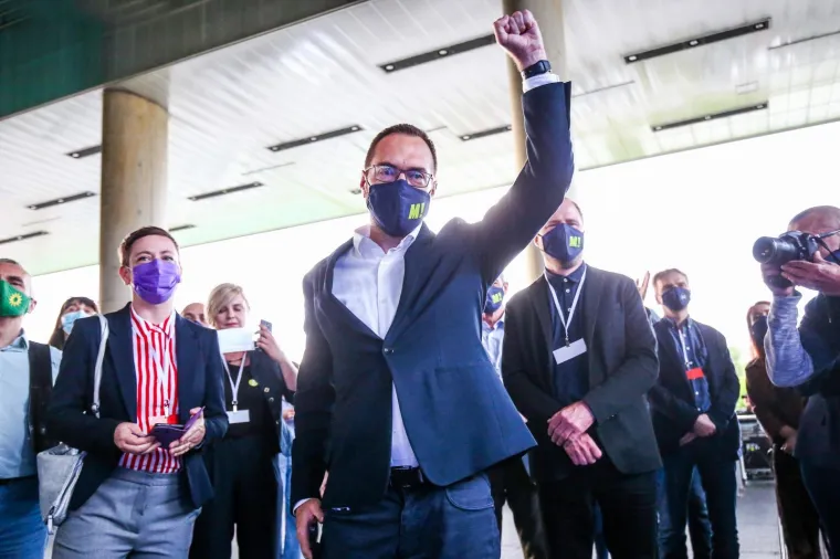 SLAVLJE U STOŽERU TOMISLAVA TOMAŠEVIĆA; Veselje nakon prvih rezultata vodećeg kandidata za zagrebačkog gradonačelnika