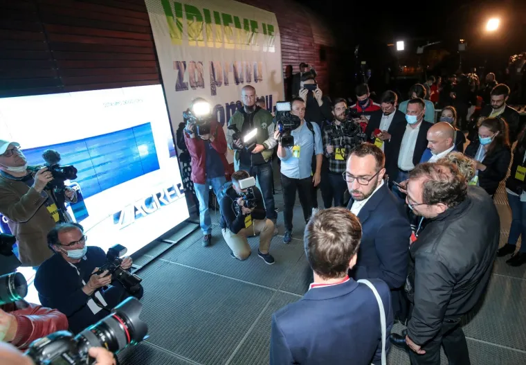 SLAVLJE U STOŽERU TOMISLAVA TOMA&Scaron;EVIĆA; Veselje nakon prvih rezultata vodećeg kandidata za zagrebačkog gradonačelnika