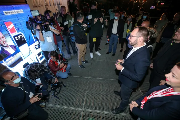 SLAVLJE U STOŽERU TOMISLAVA TOMA&Scaron;EVIĆA; Veselje nakon prvih rezultata vodećeg kandidata za zagrebačkog gradonačelnika