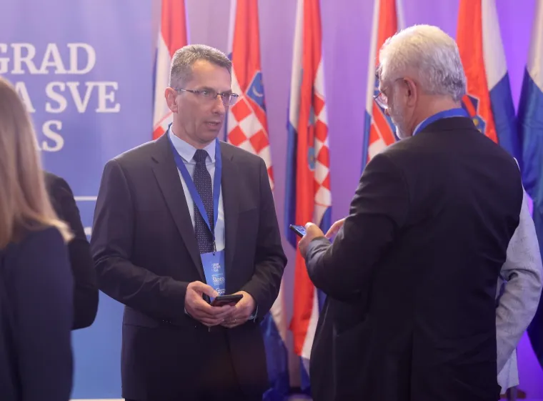 ATMOSFERA U IZBORNOM STOŽERU MIROSLAVA &Scaron;KORE; Rezultati se čekaju u hotelu International