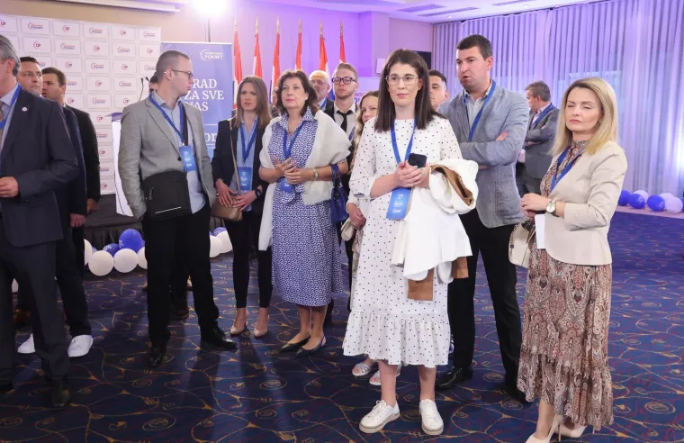 ATMOSFERA U IZBORNOM STOŽERU MIROSLAVA &Scaron;KORE; Rezultati se čekaju u hotelu International