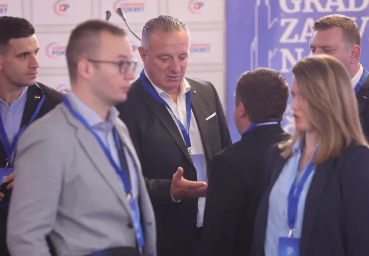 ATMOSFERA U IZBORNOM STOŽERU MIROSLAVA &Scaron;KORE; Rezultati se čekaju u hotelu International