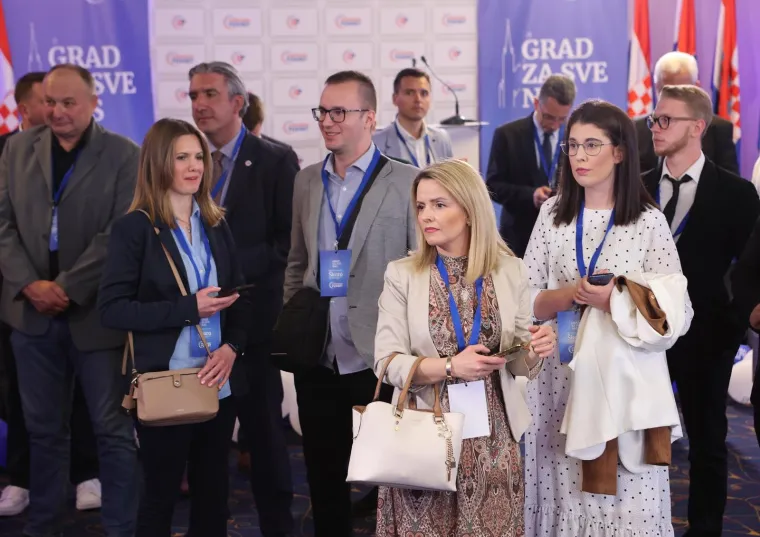 ATMOSFERA U IZBORNOM STOŽERU MIROSLAVA &Scaron;KORE; Rezultati se čekaju u hotelu International