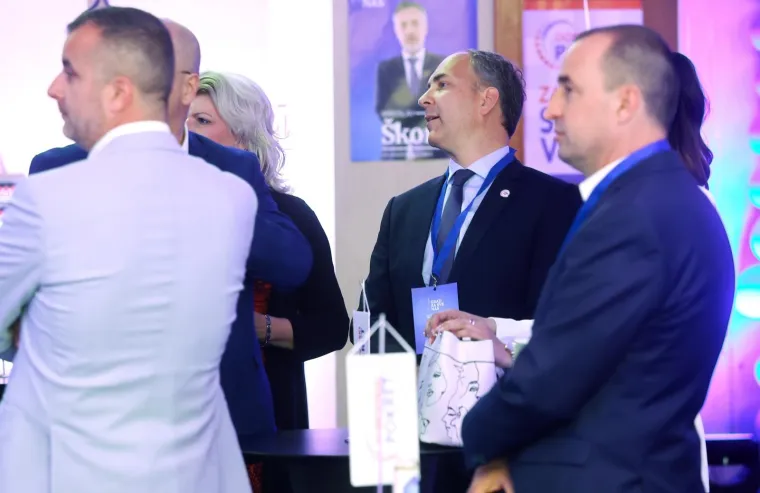 ATMOSFERA U IZBORNOM STOŽERU MIROSLAVA &Scaron;KORE; Rezultati se čekaju u hotelu International