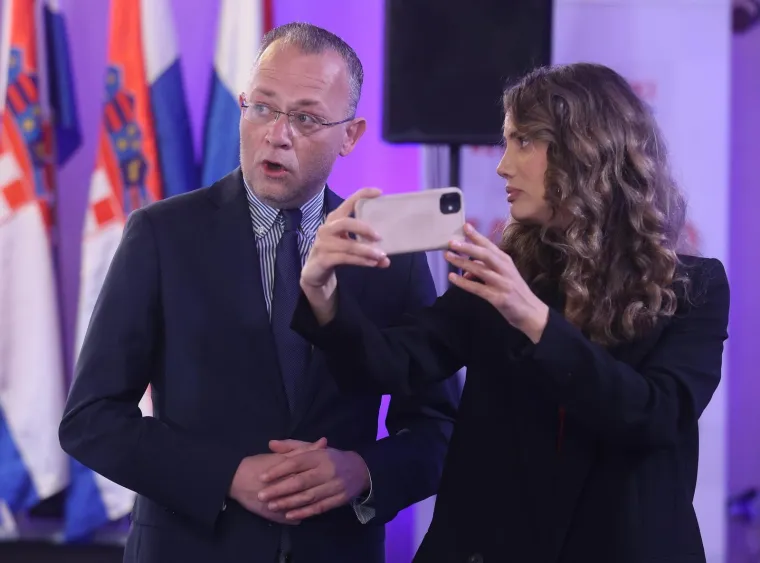 ATMOSFERA U IZBORNOM STOŽERU MIROSLAVA &Scaron;KORE; Rezultati se čekaju u hotelu International