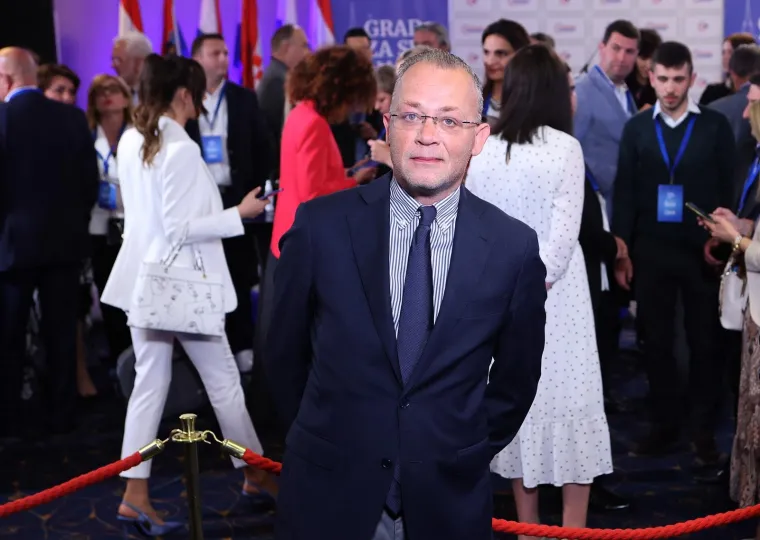 ATMOSFERA U IZBORNOM STOŽERU MIROSLAVA &Scaron;KORE; Rezultati se čekaju u hotelu International