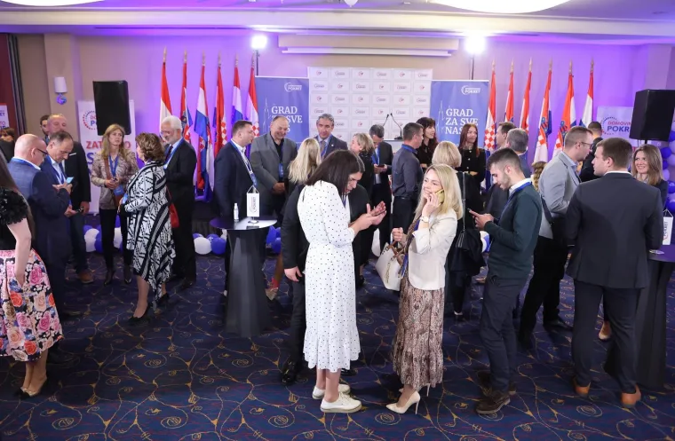 ATMOSFERA U IZBORNOM STOŽERU MIROSLAVA &Scaron;KORE; Rezultati se čekaju u hotelu International