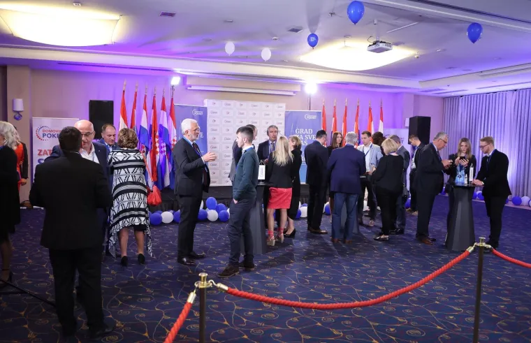 ATMOSFERA U IZBORNOM STOŽERU MIROSLAVA &Scaron;KORE; Rezultati se čekaju u hotelu International