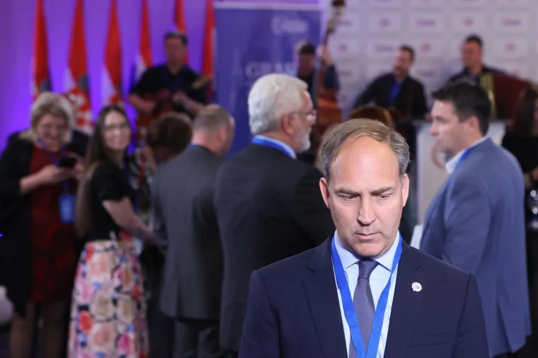 ATMOSFERA U IZBORNOM STOŽERU MIROSLAVA &Scaron;KORE; Rezultati se čekaju u hotelu International