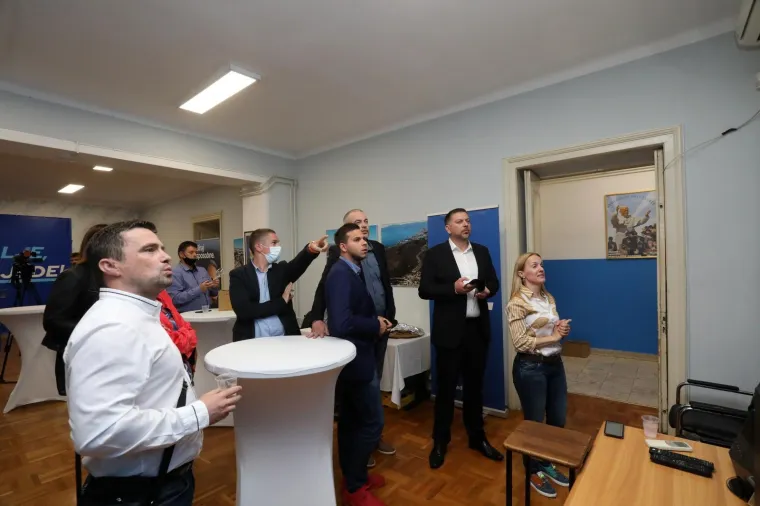 RIJEKA: Josip Oštrogović u sjedištu HDZ-a prati rezultate izbora